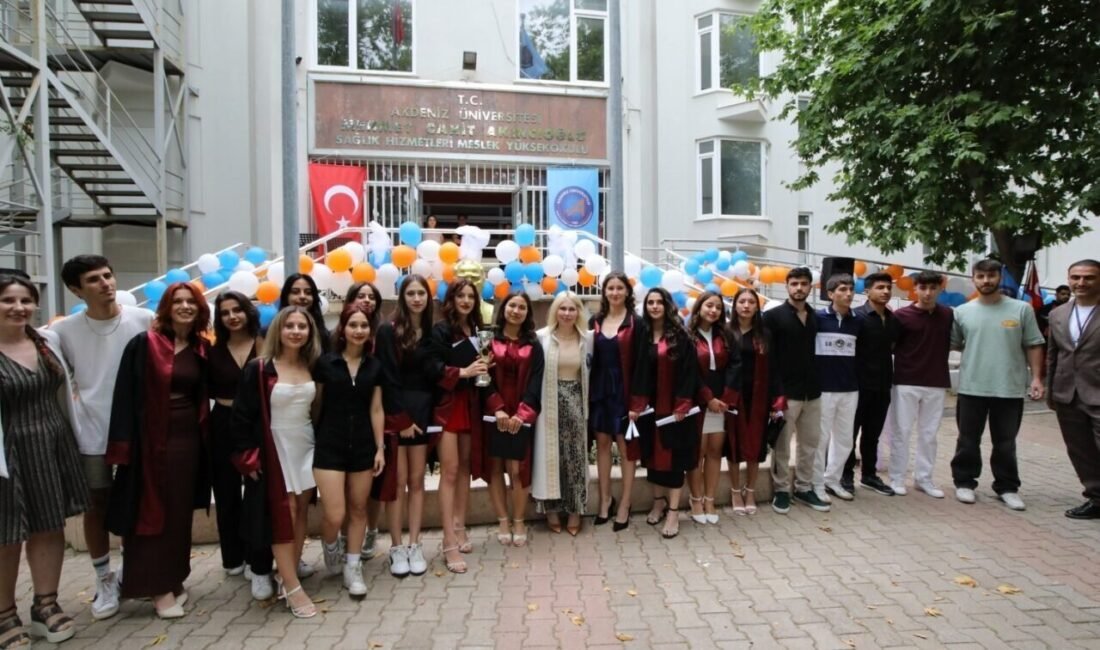 Akdeniz Üniversitesi (AÜ) Sağlık Hizmetleri Meslek Yüksekokulu Mezuniyet Töreni düzenlendi.