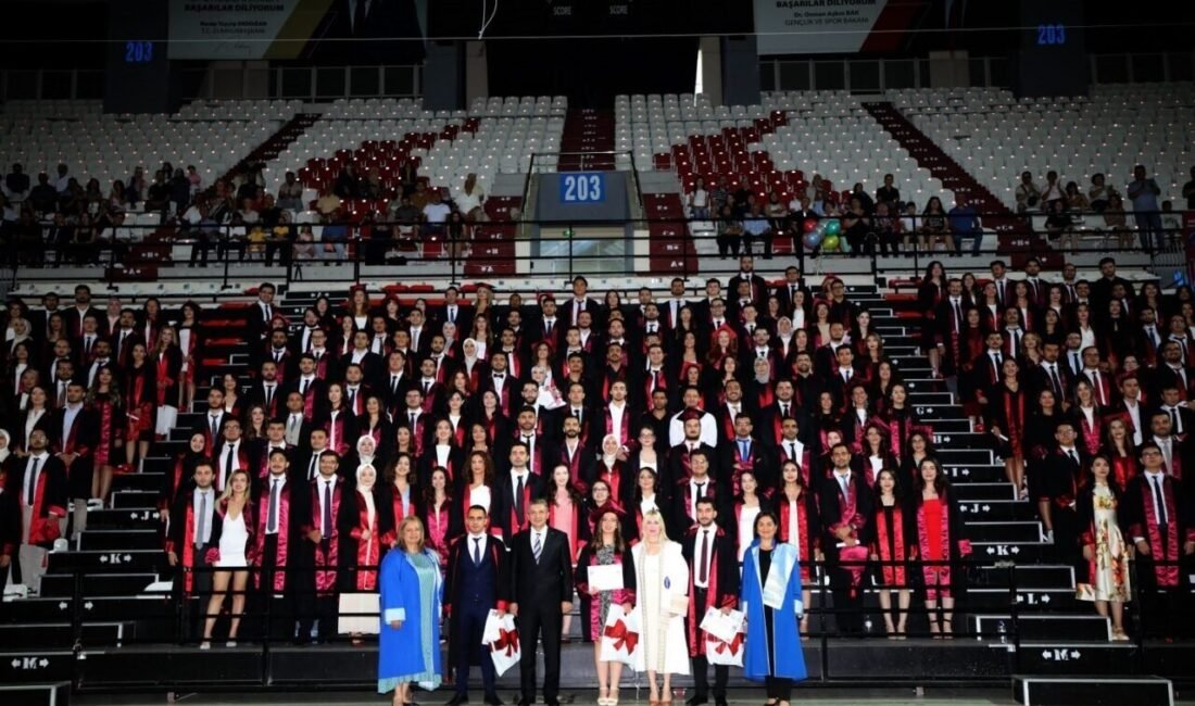 Akdeniz Üniversitesi Tıp Fakültesi 2024-2025 Mezuniyet Töreni düzenlendi. Törende 289