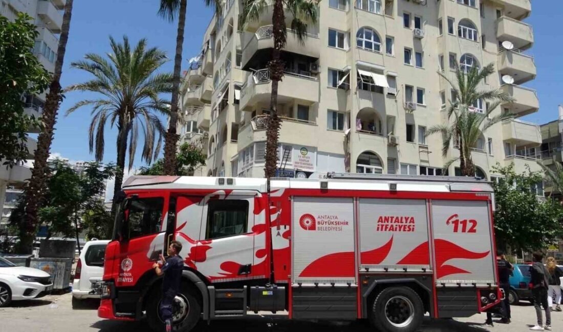 Antalya’da bir apartmandaki dairenin balkonunda çıkan yangın itfaiye ekipleri tarafından