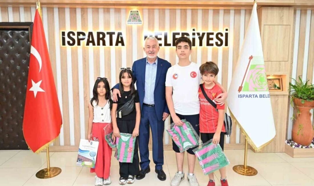 İstiklal Mahallesi’nde ikamet eden çocuklar, Isparta Belediye Başkanı Şükrü Başdeğirmen’i