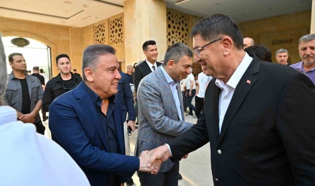Antalya Büyükşehir Belediye Başkanı Muhittin Böcek, bayram namazı çıkışında il