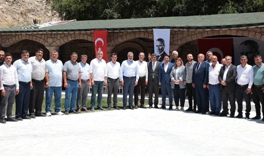 Başkan Öntürk, Amanos muhtarlarıyla buluştu Hatay Büyükşehir Belediye (HBB) Başkanı Mehmet Öntürk, il genelinde muhtarlarla