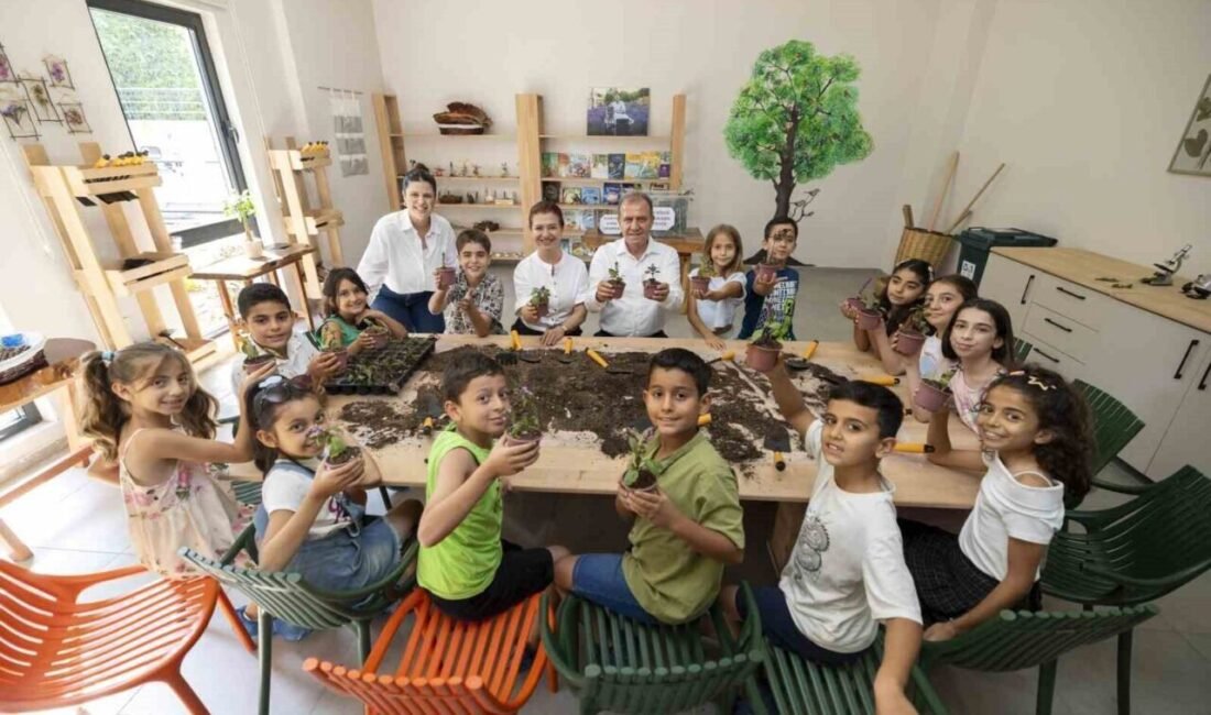 Mersin Büyükşehir Belediye Başkanı Vahap Seçer, eşi Meral Seçer ile