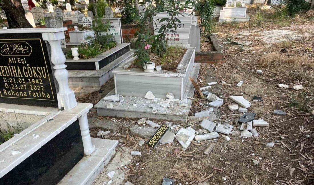 Antalya’nın Serik ilçesine bağlı Cumalı Mahallesi’nde arife gününde yakınlarının kabirlerini