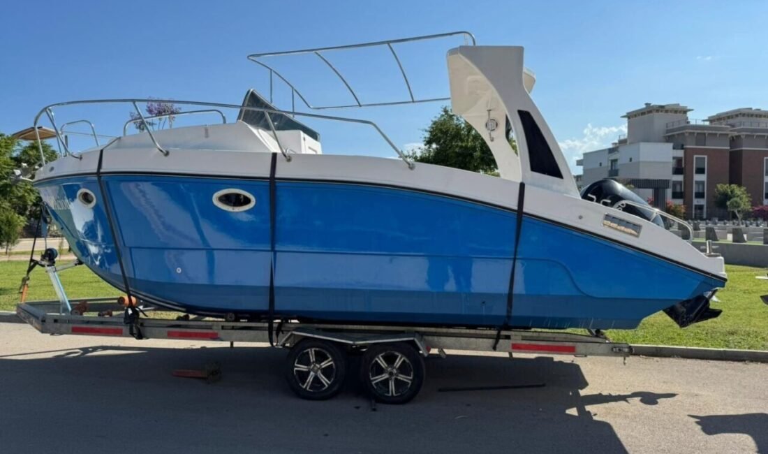 Antalya’da ilginç bir hırsızlık olayı yaşandı. Karada çekici üstünde bulunan