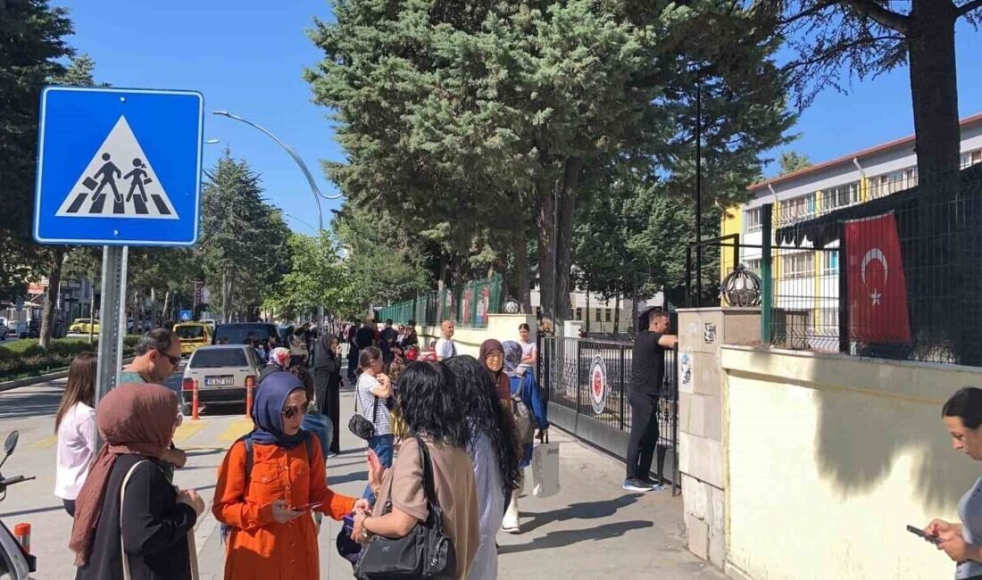 Burdur’da Liselere Geçiş Sistemi (LGS) kapsamında düzenlenen merkezi sınavda 15