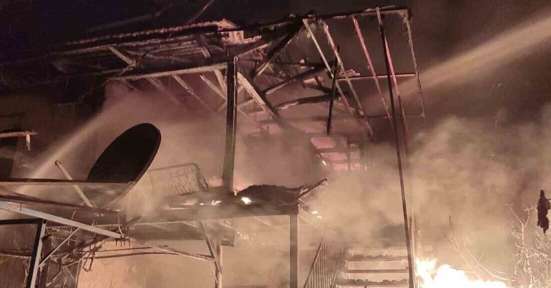 Burdur’un Yeşilova ilçesinde 2 katlı bir evde gece saatlerinde çıkan