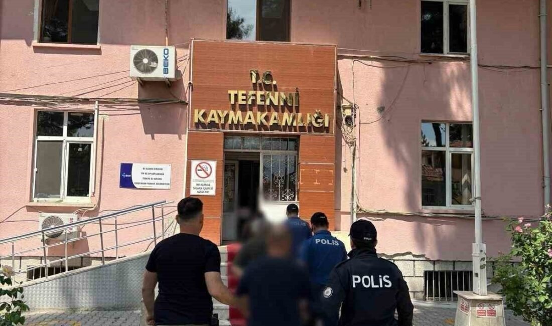 Burdur’un Karamanlı ilçesinde araçta uyuşturucuyla yakalanan 3 şüpheliden 2’si tutuklandı.