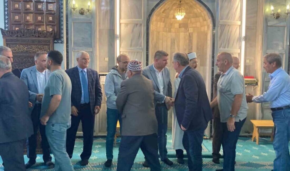 Burdur’da protokol ve vatandaşlar, Ulu Cami’de bayram namazı kıldı. Bayramlaşmanın