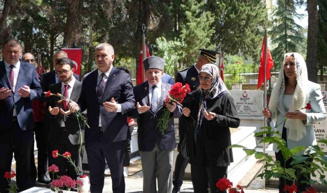 Burdur’da protokol üyeleri bayramlaşma programında valilik bahçesinde bir araya geldi.
