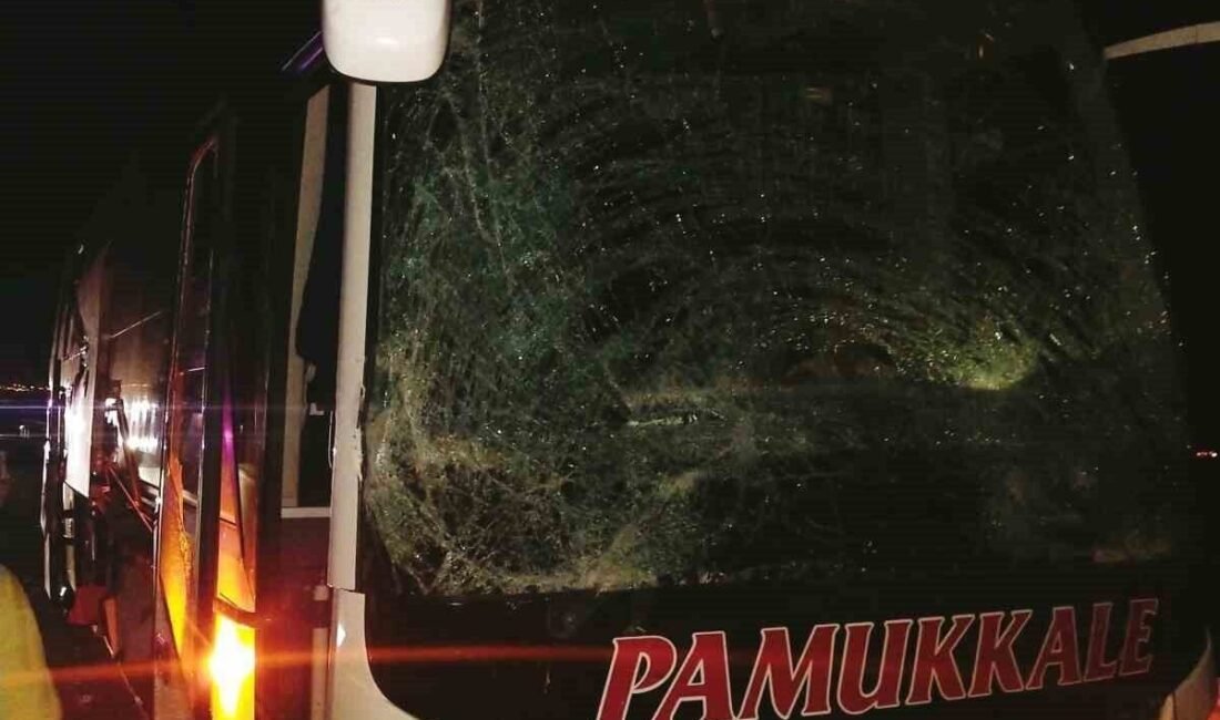 Burdur’da yolcu otobüsü, panelvan araç ve biçerdöverin karıştığı zincirleme kazada