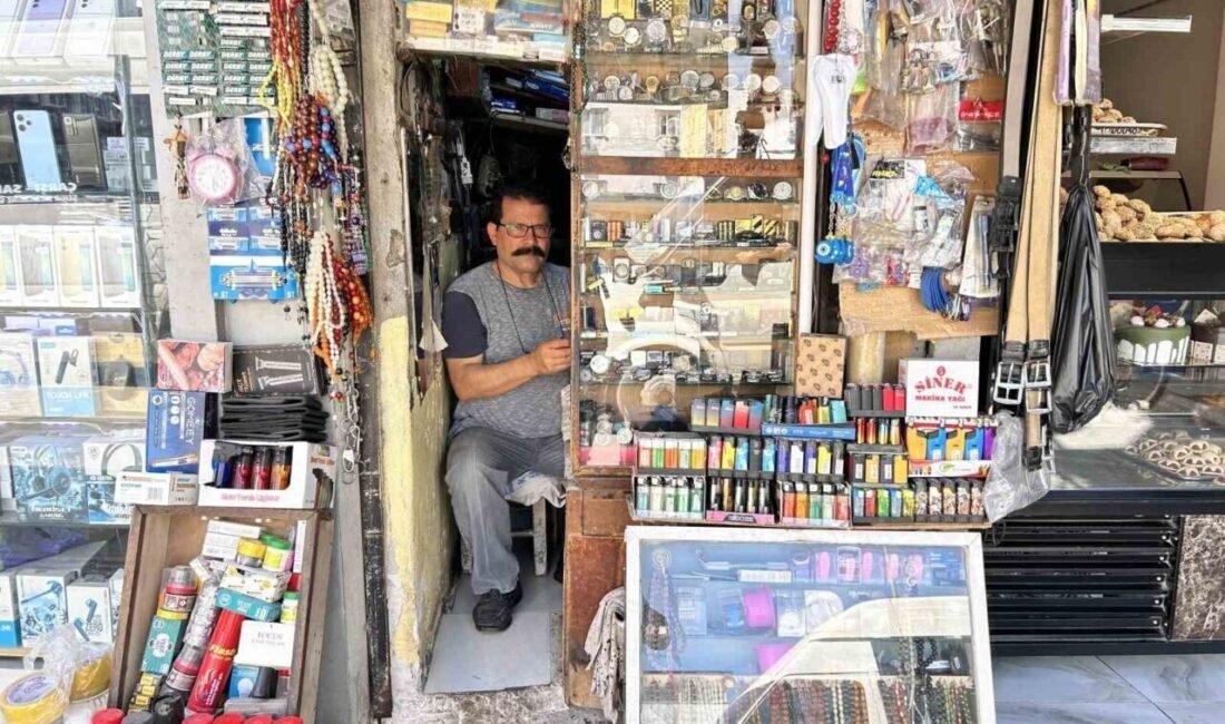 Hatay’da 30 yıldır 2 metrekarelik dükkanında çakmak tamirciliği yapan ve