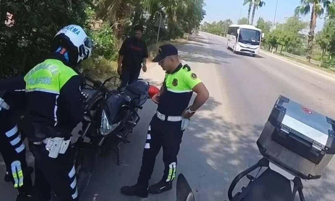 Çalıntı motosikletle kaçmaya çalışan şüpheli jandarmanın dikkati sayesinde yakalandı Mersin’in Silifke ilçesinde çalıntı motosikletle kaçmaya çalışan şüpheli, jandarma ekiplerinin