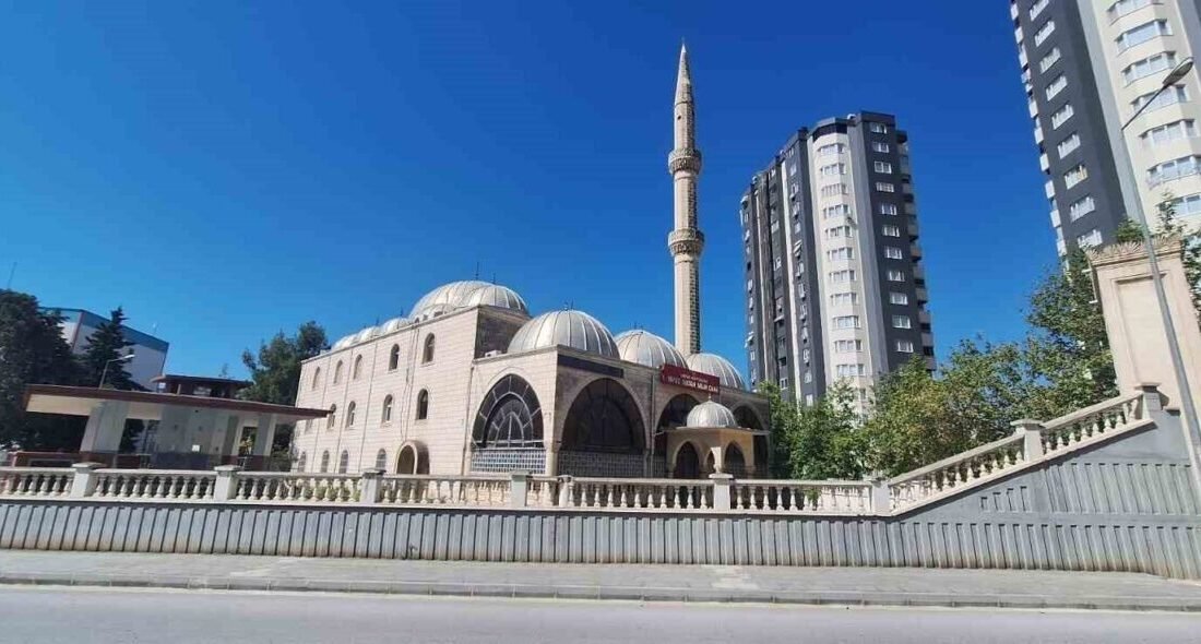 Mersin’in Tarsus ilçesinde bir camiden elektrik kablosu ve ses sistemi