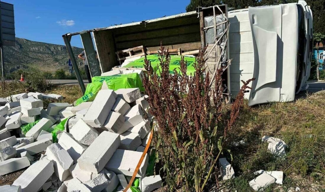 Burdur’un Çeltikçi ilçesi Ağlasun yolu üzerinde gazbeton yüklü kamyonet, kontrolden