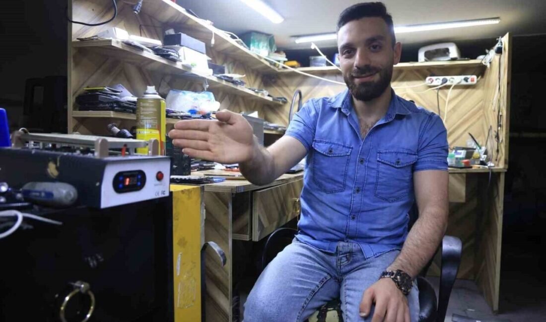 Hatay’da tamire getirilen telefonun patlayarak alev aldığı anlar güvenlik kamerasına