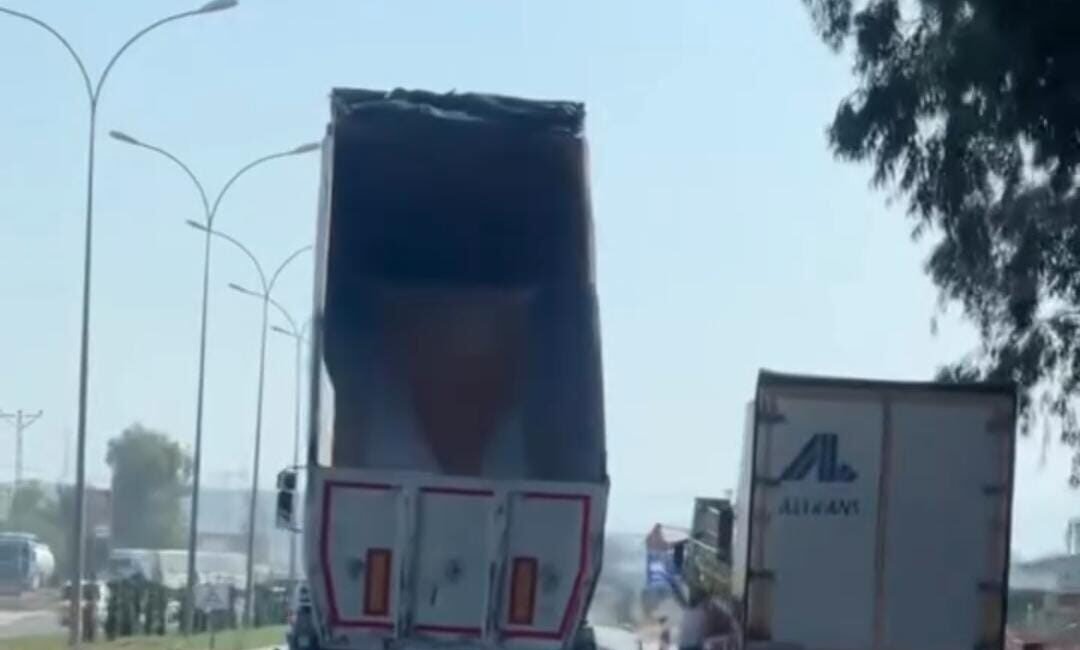 Hatay’da sürücüsünün damperini açık unuttuğu hafriyat kamyonunun metrelerce yol gittiği