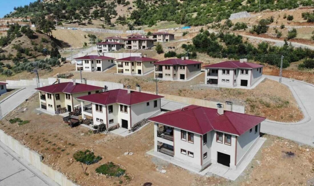 Kahramanmaraş merkezli depremlerde dağdan kopan dev kaya parçalarının yıkıma uğrattığı