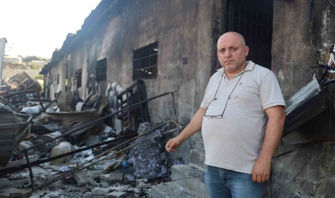 Hatay’da alevlerin yükseldiği yangında depremzede esnaf Atilla Çiçekli’ye ait tekstil