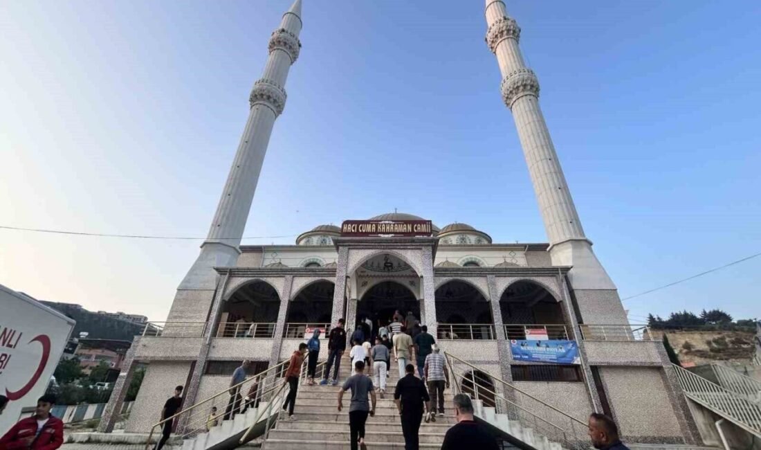 Depremin vurduğu Hatay’da afetzede vatandaşlar, bayram namazlarını depremde yıkılan ve