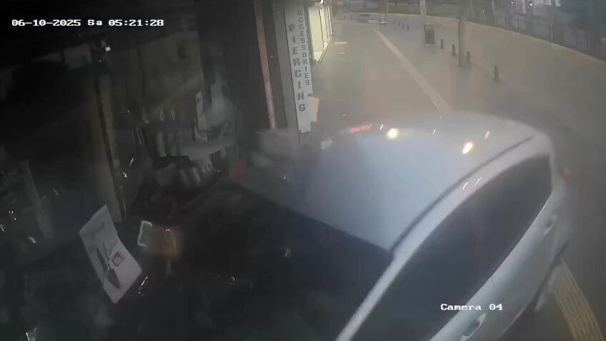 Antalya’da seyir halindeyken direksiyon hakimiyetini kaybeden araç sürücüsü, kaldırımı aşarak