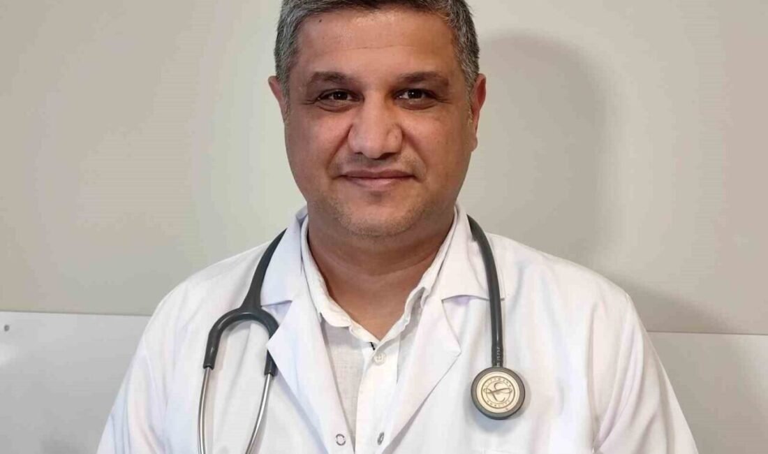 Doç Dr. Aktaş: “Sıcak çarpmasına karşı günde en az 2 litre su için” Yaz aylarının gelmesiyle birlikte artan sıcaklıklar, özellikle Adana gibi şehirlerde