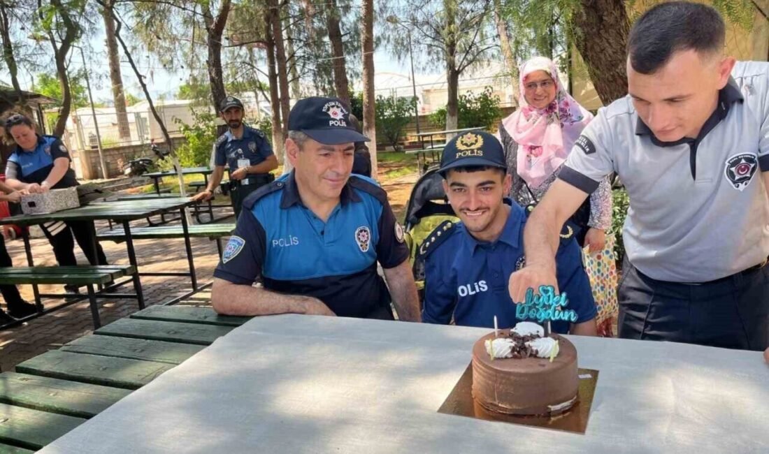 Antalya’da Doğum gününde polis üniforması giyen özel gereksinimli Furkan, bir