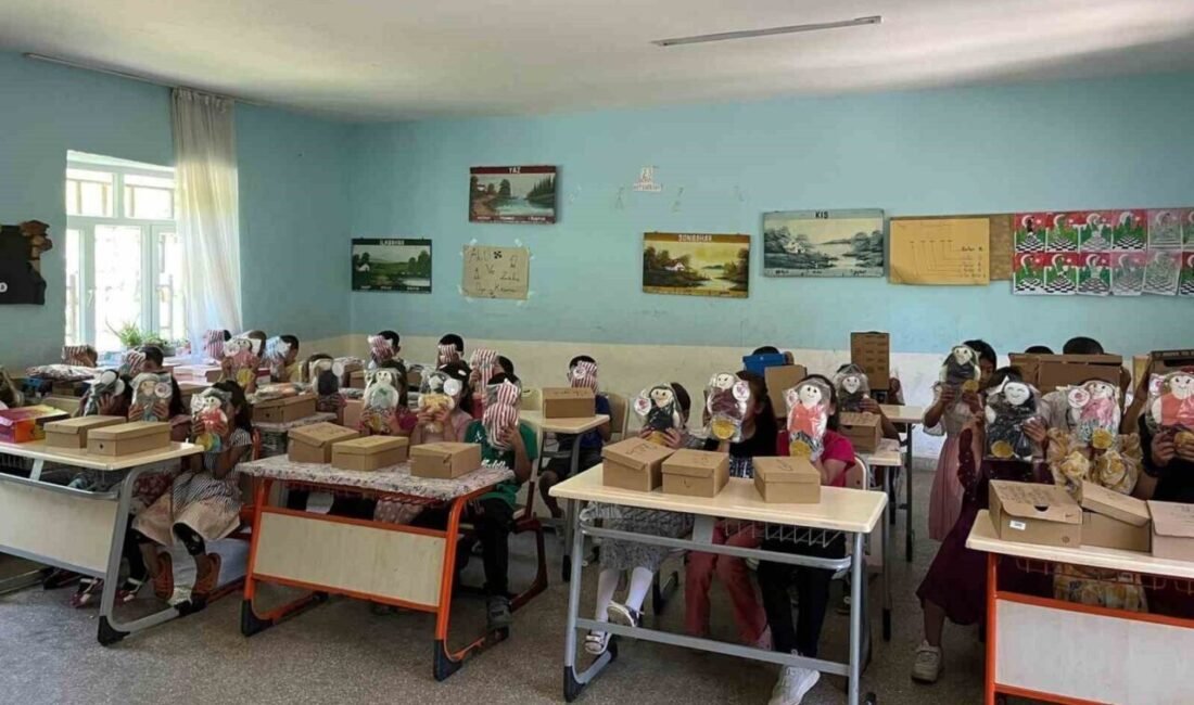 Hatay Dörtyol ilçesindeki Konaklı İlkokulu’nda eğitim gören öğrencilere karne sürprizi