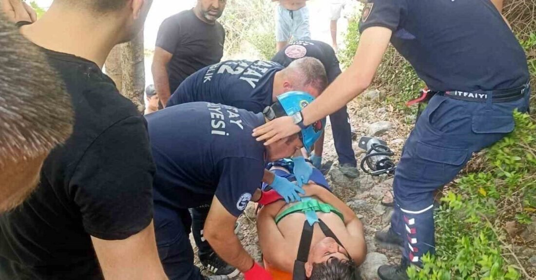 Hatay’da serinlemek için girdiği Deliçay’da ayağı kayalıklara sıkışarak yaralanan şahsı