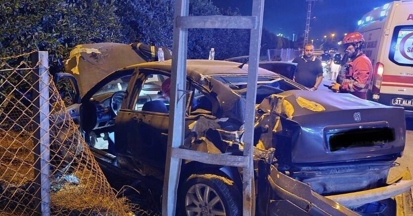 Hatay’da elektrik direğine çarparak zeytinliğe uçan otomobilin sürücüsü yaralandı. Kaza,