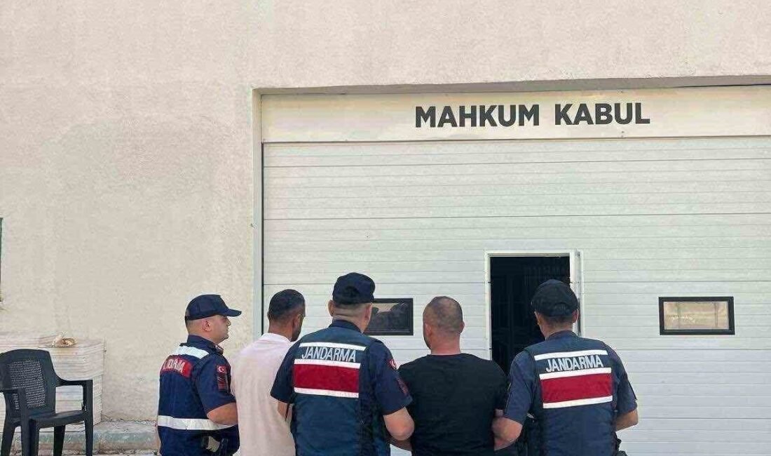 Adana’da düğünde havaya ateş açan 2 kişi jandarma tarafından yakalandı.