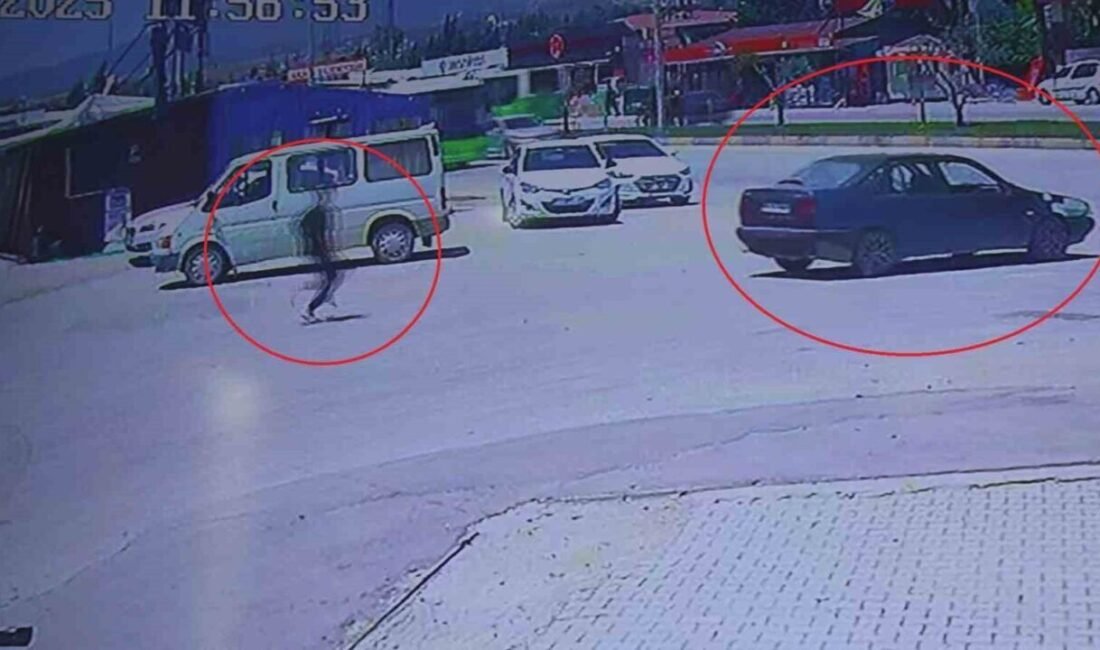 Hatay’da sürücüsünün el frenini çekmeyi unuttuğu otomobil, ana yola çıkarak