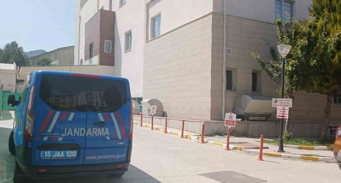 Burdur’un Çavdır ilçesinde kurban eti çekerken elini kıyma makinesine kaptıran