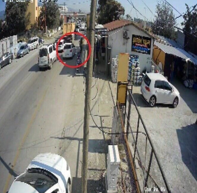 Hatay’da emniyet şeridini kullanan otomobil, yolun karşısına geçmeye çalışan yayaya