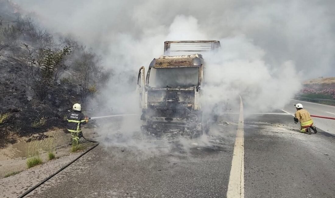 Hatay’da seyir halindeyken alevlere teslim olan tır yanarak kullanılmaz hale