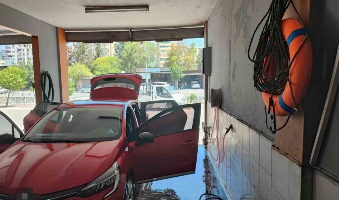 Adana’da vatandaşların deyimiyle “ölüm kavşağı” olarak bilinen Mavi Bulvar’daki virajda