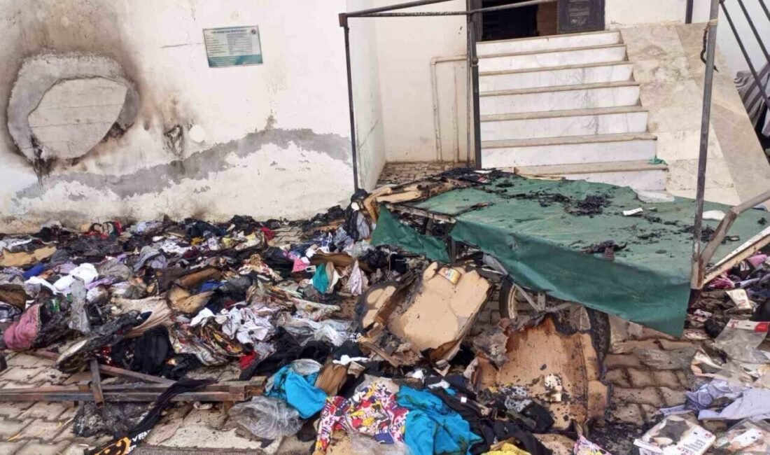 Antalya’da bir vatandaşın apartman önüne bıraktığı el arabasındaki tekstil ürünleri