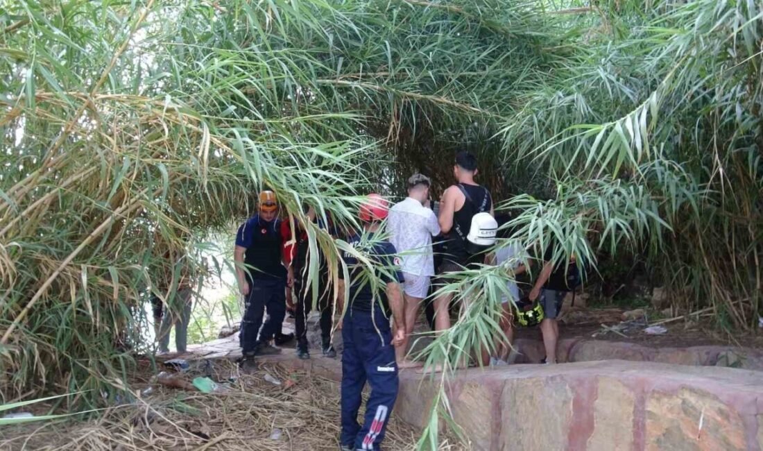 Antalya’da falezlerde yaklaşık 10 metre yükseklikteki kayalık alanda mahsur kalan