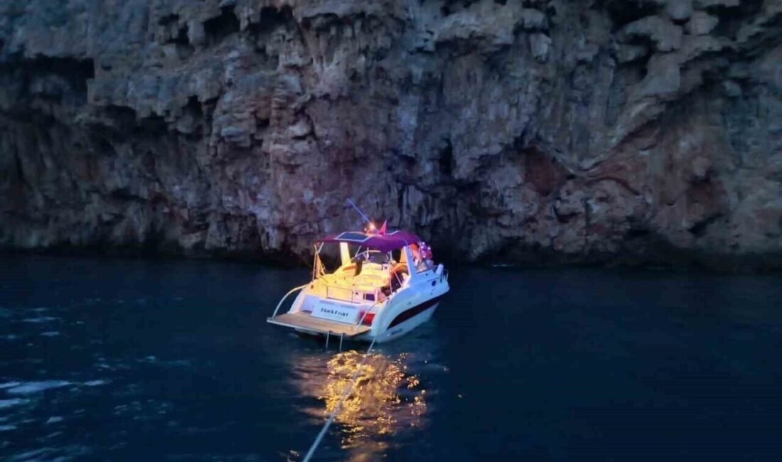 Antalya Düden Şelalesi önlerinde motor arızası nedeniyle falezlere doğru sürüklenen