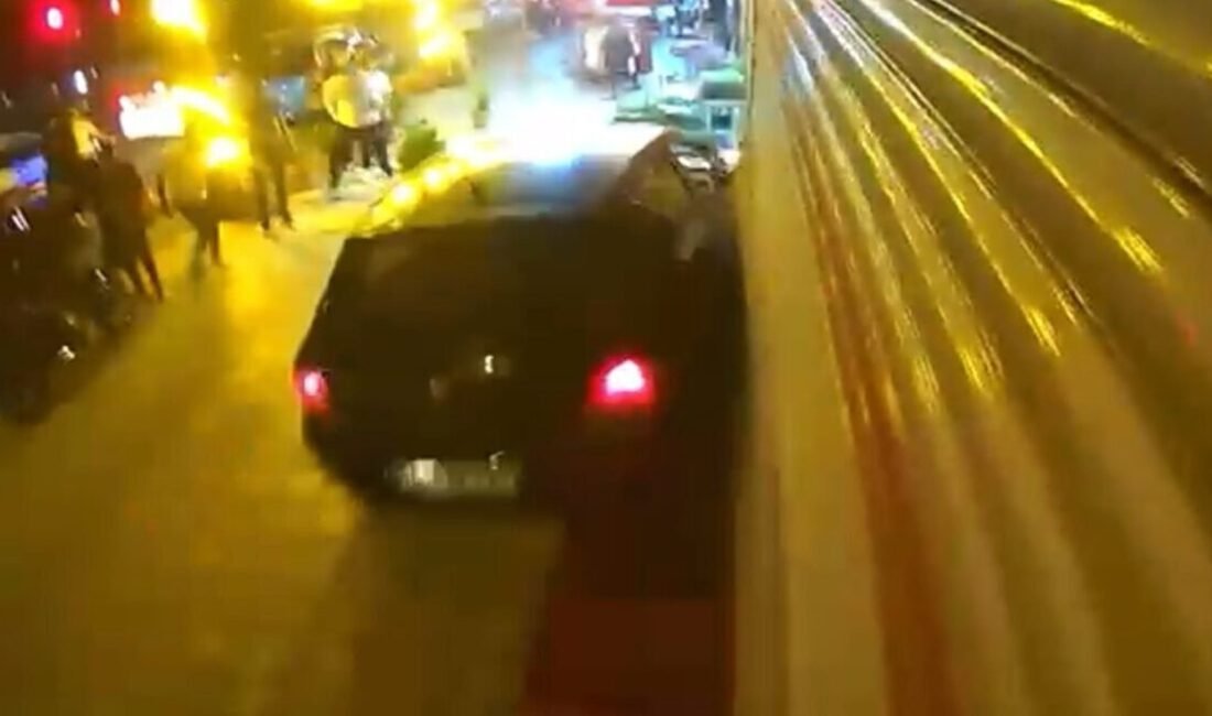 Kahramanmaraş’ta el freni boşalan otomobilin iş yerine çarparak durabildiği anlar