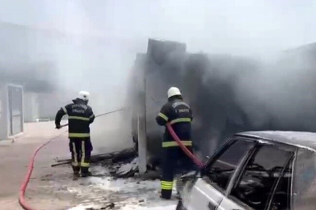 Kahramanmaraş’taki Galatasaray Konteyner Kent’te çıkan yangında 5 konteyner ve 1