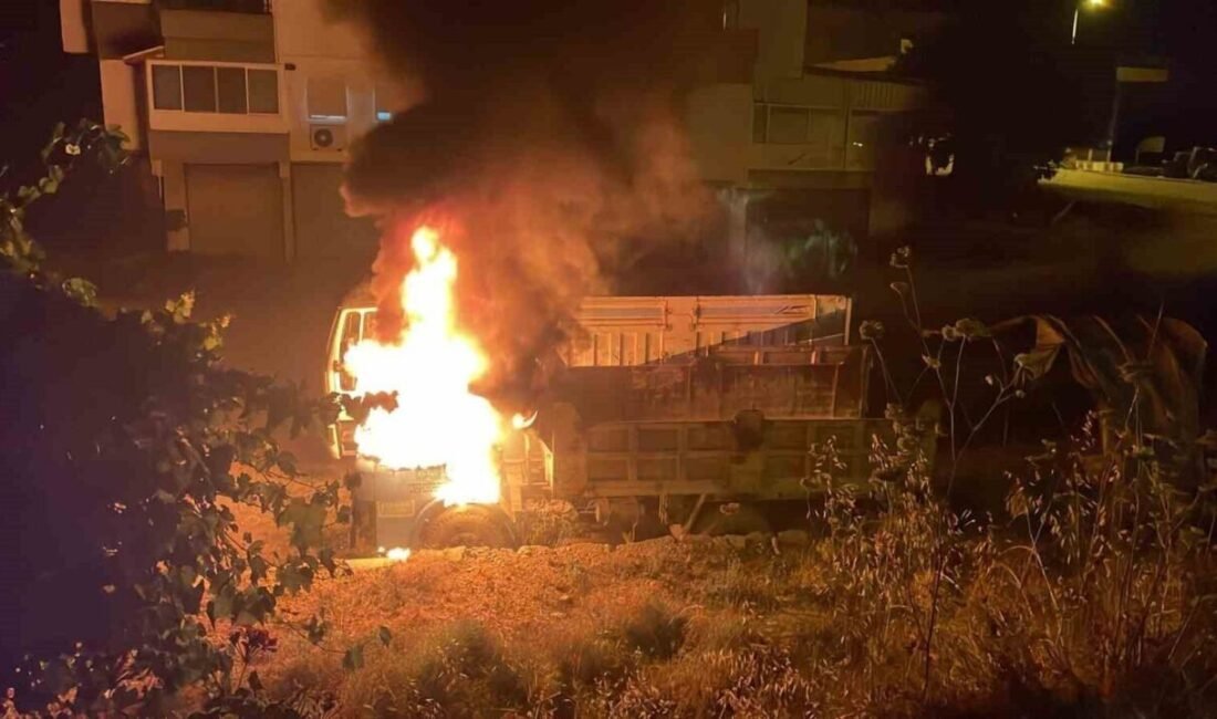 Antalya’nın Gazipaşa ilçesinde park halinde alev alan kamlyon yandı. Olay