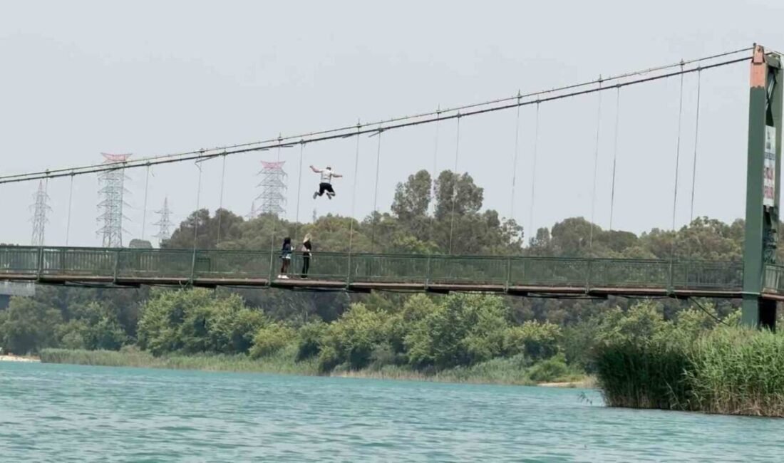 Adana’da etkili olan sıcaklar nedeniyle gençler, serinlemek için Seyhan Nehri