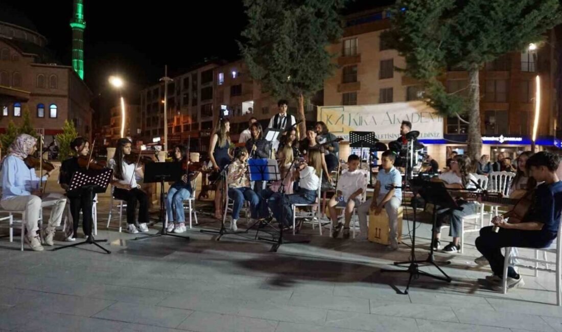 Burdur’un Gölhisar ilçesinde bir grup müzik öğretmeni ve öğrenciden oluşan