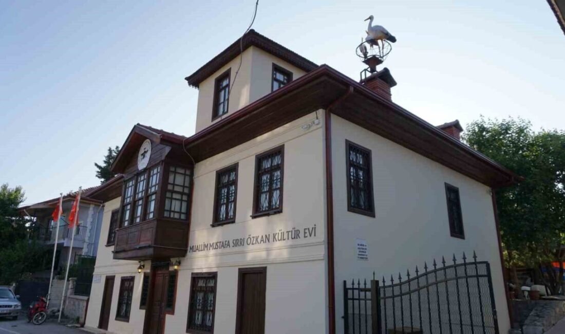 Burdur’un Gölhisar ilçesindeki Muallim Mustafa Sırrı Özkan Kültür Evi, nostaljiyle