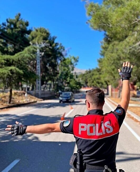 Isparta’nın Gönen ilçesinde polis ekiplerince gerçekleştirilen asayiş ve trafik uygulamasında