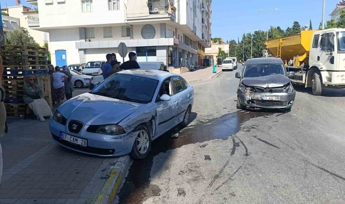 Manavgat’ta hafif ticari araç ile otomobilin çarpışması sonucu meydana gelen