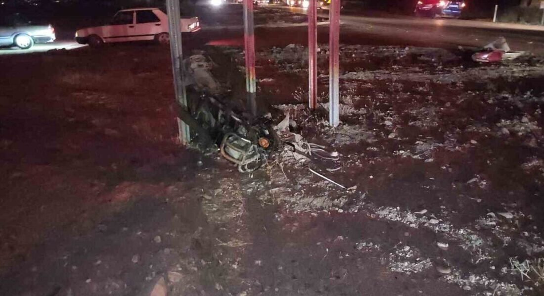 Hatay’da hafif ticari araçla çarpışarak hurdaya dönen motosikletin sürücüsü hayatını