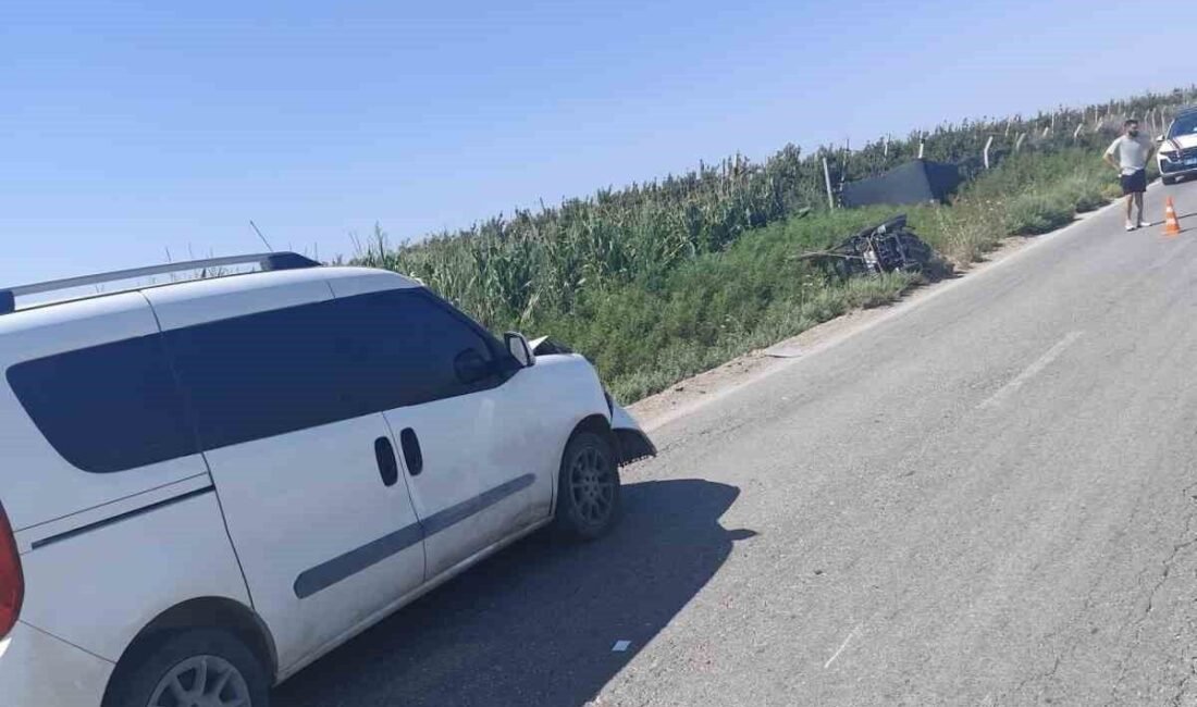 Hatay’da seyir halde olan hafif ticari araç ile motosikletin çarpışmasıyla