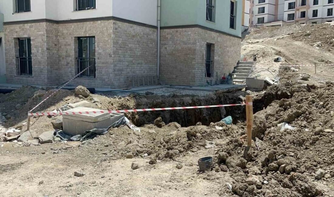 Hatay’da atık su alt yapı çalışması sırasında meydana gelen göçükte